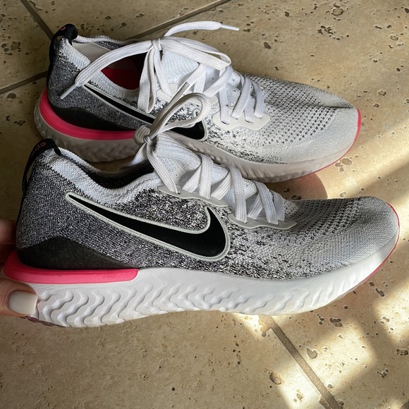 Nike Women’s Epic React Flyknit Size 9 - Picture 3 of 8
